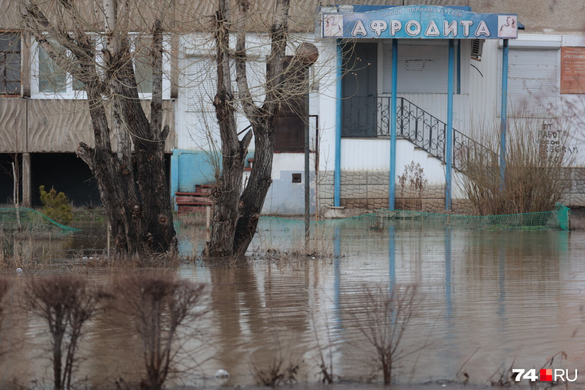 В Оренбургской области из-за паводка прорывало участок дамбы — из-за этого  уходит под воду Орск. Читайте на 