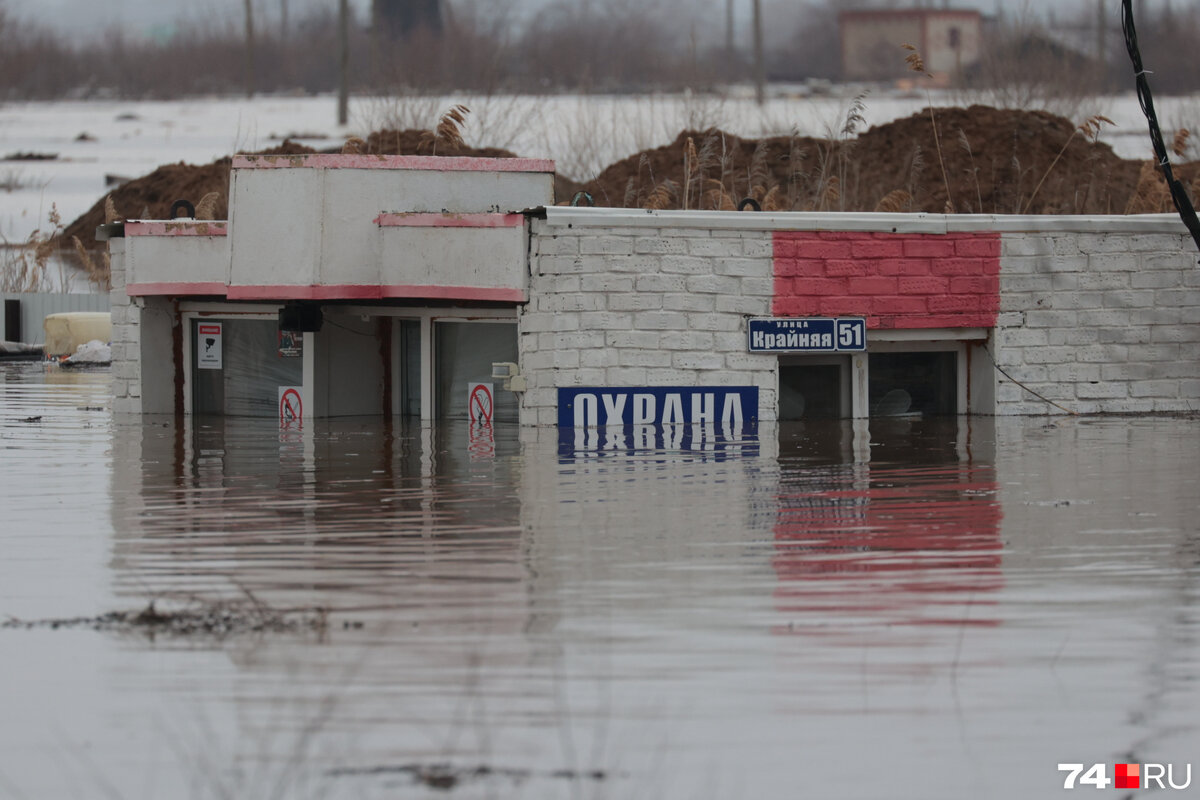 Под воду ушли машины и дворы. 