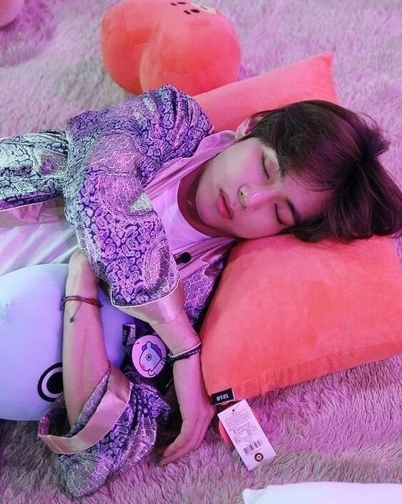 Тэ так быстро засыпает, что не успевает снимать ценники с подушек ...