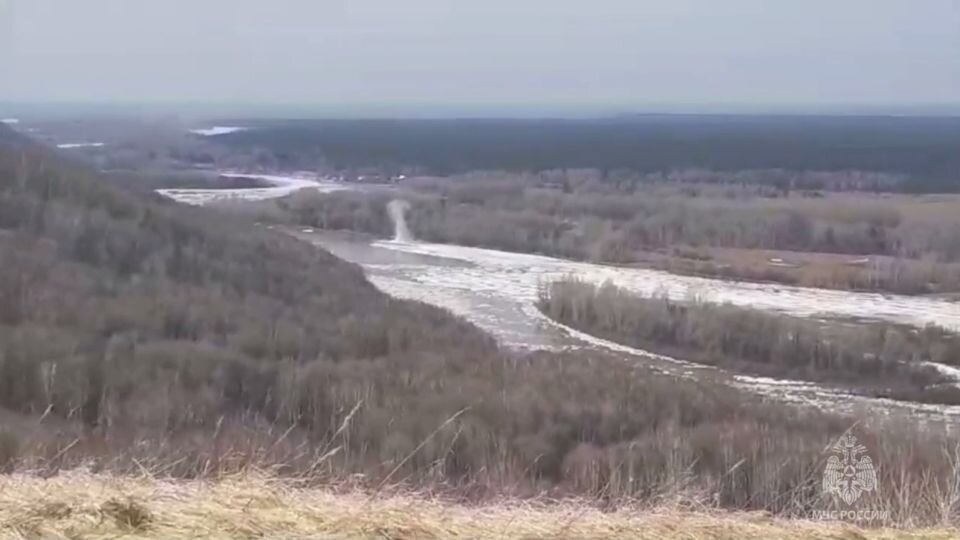    Взрыв льда на Бии. Источник: кадр видео ГУ МЧС по Алтайскому краю