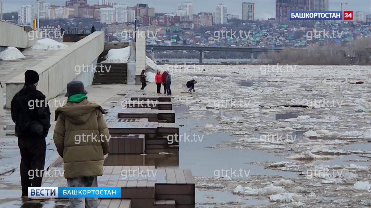    Очевидцы сняли на видео ледоход на реке Белой в Уфе