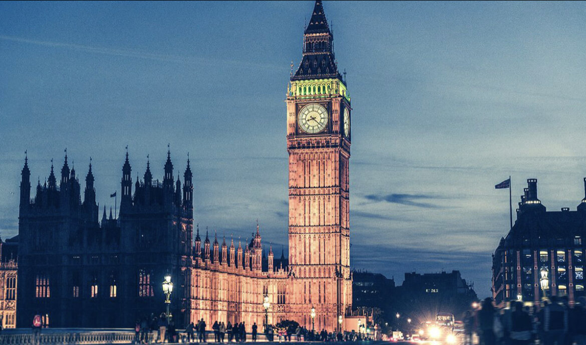 В 1962 году в Швеции был только один телеканал, который вещал в чёрно-белом режиме. 1 апреля технический эксперт канала сообщил зрителям, что благодаря новой технологии они могут легко переключиться в цветной режим. Для этого на него следовало надеть нейлоновый чулок, что он продемонстрировал в прямом эфире. 

1 апреля 1947 года умер греческий король Георг II. Когда в газетах опубликовали сообщение о смерти, очень многие подумали, что это розыгрыш.

1 апреля 1976 года английский астроном Патрик Мур в эфире радио BBC разыграл слушателей, объявив, что в 9:47 случится редкий астрономический эффект: Плутон пройдёт позади Юпитера, вступит с ним в гравитационное взаимодействие и немного ослабит гравитационное поле Земли. Если слушатели подпрыгнут в этот момент, они должны испытать странное чувство. Начиная с 9:47 BBC получили сотни звонков с рассказами о странном чувстве, а одна женщина даже заявила, что вместе со своими друзьями оторвалась от стульев и летала по комнате.

1 апреля 1915 года в разгар Первой Мировой войны над немецким лагерем появился французский самолёт и сбросил огромную бомбу. Солдаты кинулись врассыпную, но взрыва не дождались. Вместо бомбы приземлился большой мяч с надписью «С первым апреля!».

20 марта 2003 года началась операция американских войск в Ираке. 1 апреля Посол Ирака в России Аббас Халаф Кунфут созвал пресс-конференцию и зачитал журналистам якобы только что полученную новость от Рейтерс: «Американцы по ошибке поразили британские войска ядерной ракетой. Погибло семеро». И через несколько секунд в полной тишине заявил шокированной аудитории: «С первым апреля!».

Англичанин Гораций де Вир Коул прославился как знаменитый шутник. Одной из лучших его шуток стала раздача билетов в театре. Раздав строго определённые места лысым мужчинам, он добился того, что вместе эти лысины с балкона читались как неприличное слово.

В 2003 году Прагу заполонили рекламные объявления об открытии нового супермаркета «Чешская мечта» с рекордно низкими ценами. На открытие собрались более 3000 человек. После торжественного перерезывания ленточки толпа устремилась внутрь, но оказалось, что перед ними был просто огромный плоский плакат посреди поля. Всю эту акцию устроили два студента режиссёрского факультета, сняв фильм о данных событиях.

В 1980 году телекомпания ВВС сделала сенсационное объявление. В ее эфир вышла информация о том, что в скором времени должна произойти замена механических часов всем известного Биг-Бена на электронные. Решение властей журналисты объясняли желанием идти в ногу со временем. Общественность Британии пришла в настоящий ужас. В редакцию стали поступать сотни звонков с протестами. Действие было расценено как посягательство на святыню. Но есть и другая сторона этой истории. В числе звонивших были и те, кто не против был приобрести какие-либо части легендарного Биг-Бена. А Японская служба BBC распространила информацию, что стрелки часов будут проданы первым четверым позвонившим.