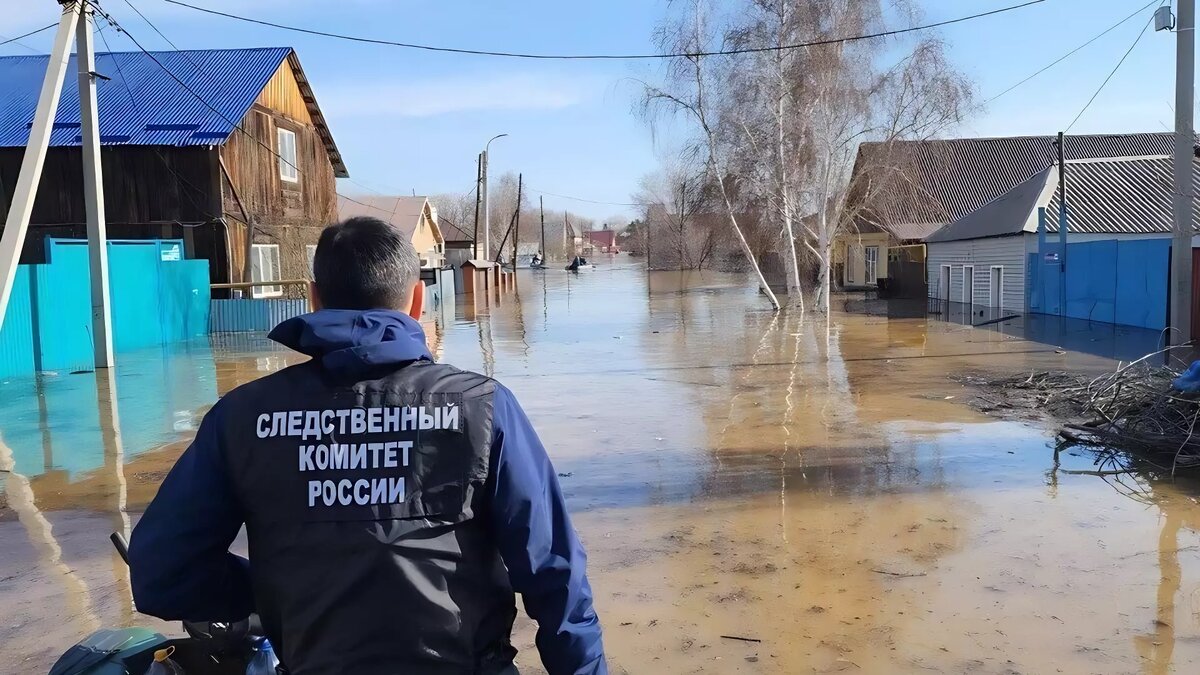     Дамба в Орске, прорыв которой привел к многочисленным разрушениям, строилась с нарушениями. К такому выводу пришли эксперты и следственные органы.