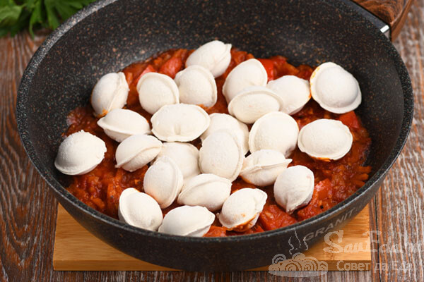 Дополняю пельмени обычными овощами и получается интересное блюдо (быстро и вкусно)