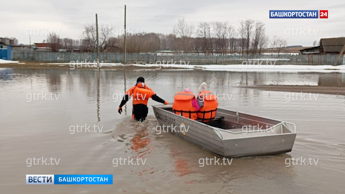    Публикуем кадры спасения людей из двух подтопленных деревень в Башкирии