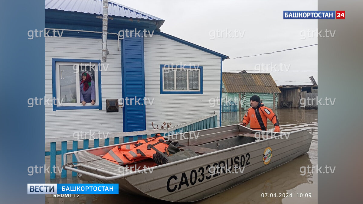    Публикуем кадры спасения людей из двух подтопленных деревень в Башкирии