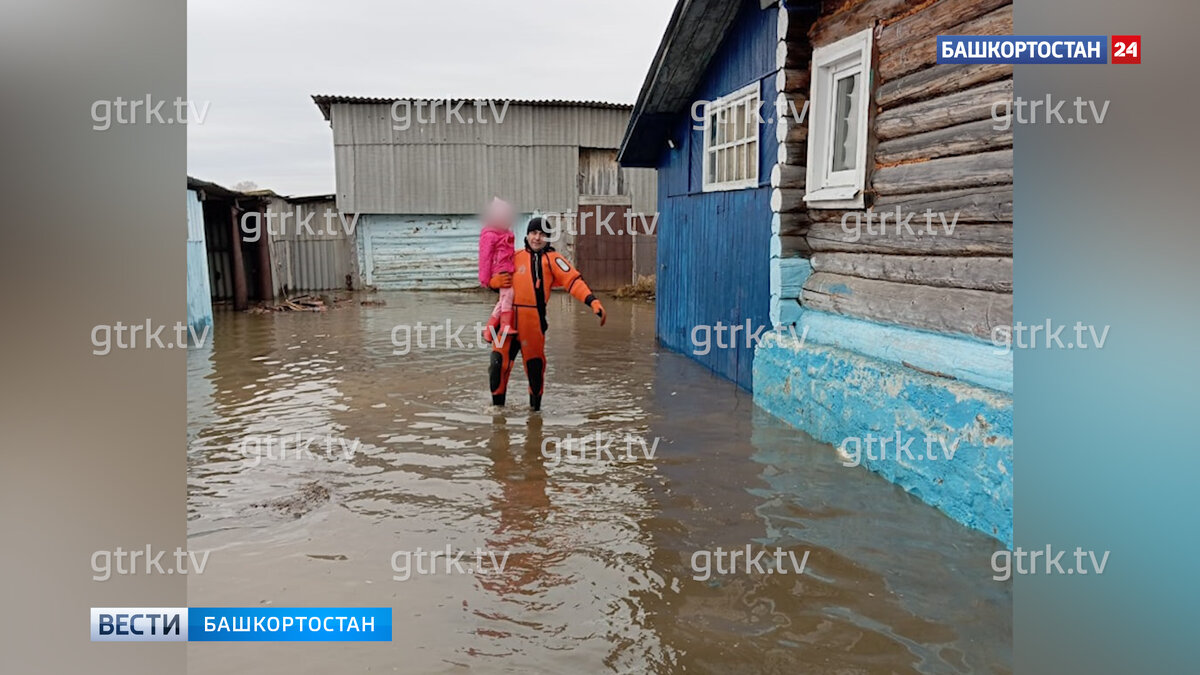    Публикуем кадры спасения людей из двух подтопленных деревень в Башкирии