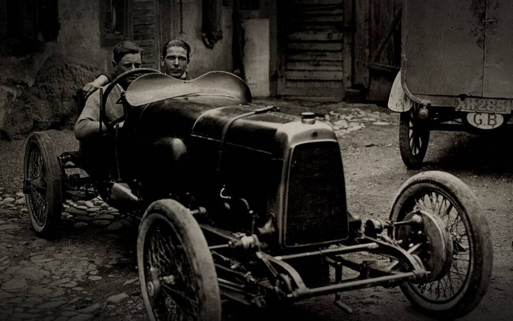 Основатели компании - Лайонел Мартин и Роберт Бэмфорд.