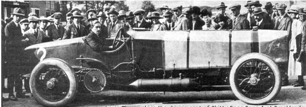 Граф Зборовский за рулём одного из гоночных автомобилей.