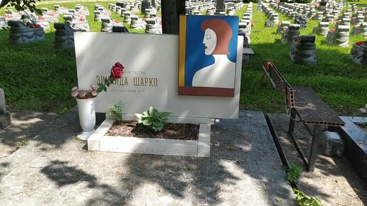 Показываю, как пройти к могиле замечательной актрисы театра и кино Зинаиды Шарко, похороненной на Большеохтинском кладбище Петербурга