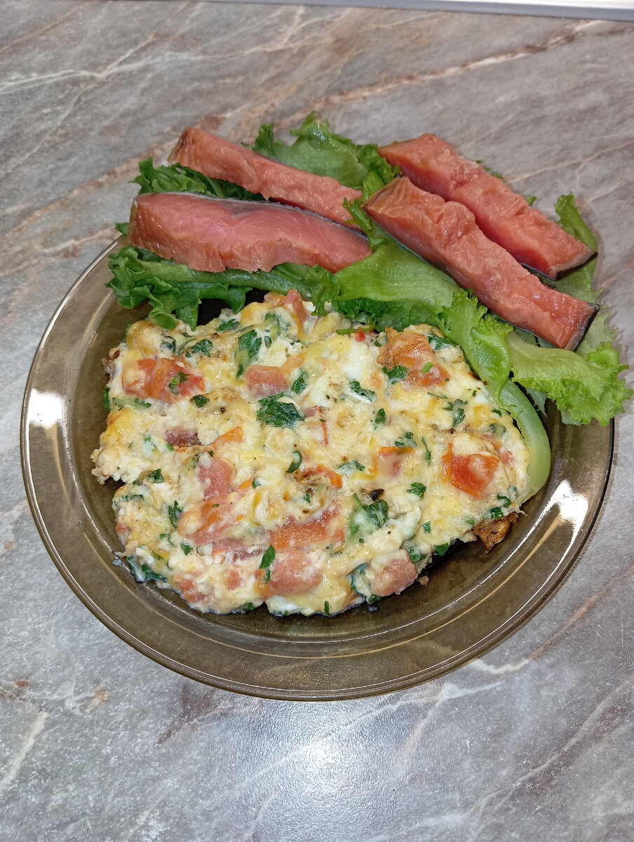 Омлет - два яйца, помидор - 70гр, сыр- 60гр, лист салата -30гр, рыба красная-80 гр