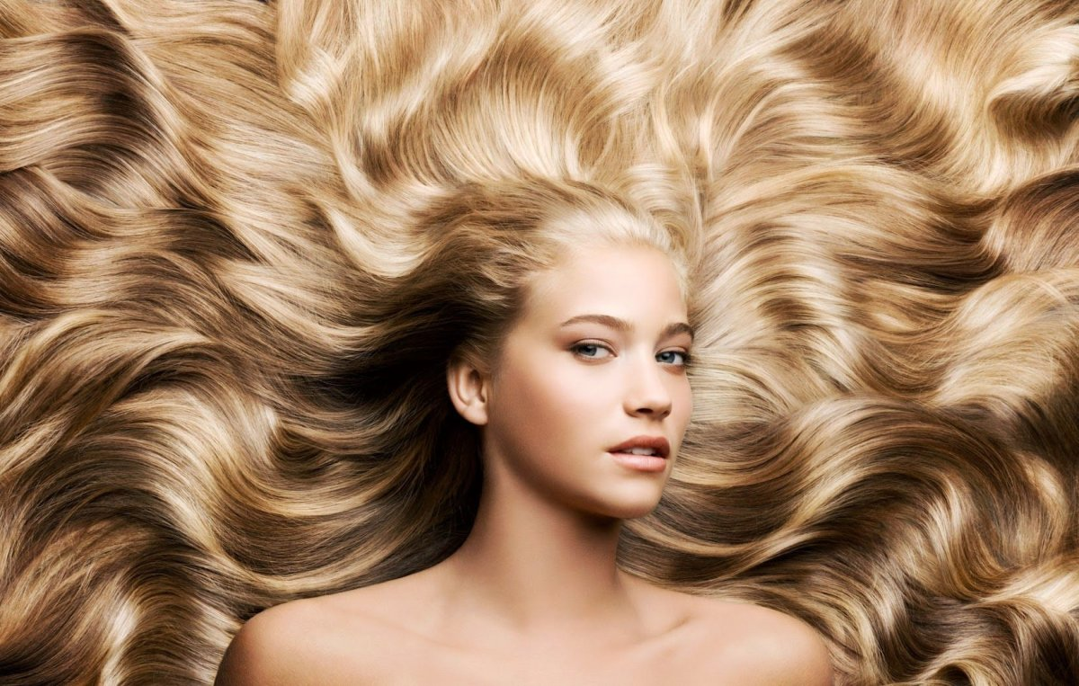 Блонд часто кажется грязным и желтым, и причина в том, как именно мастер тонирует волосы. Это напрямую влияет на красоту и гармоничность окрашивания.