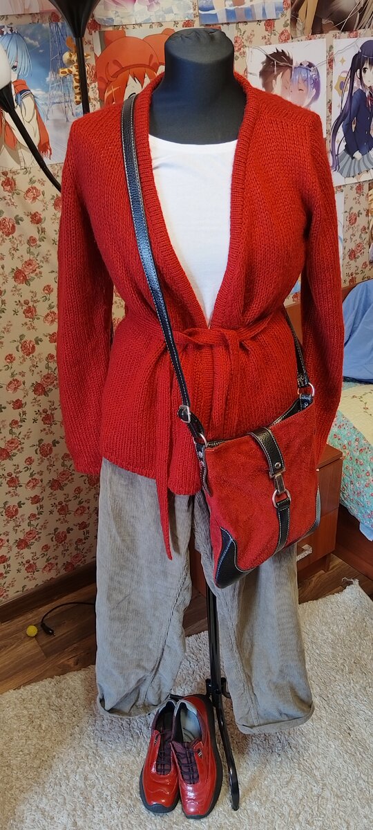 Здесь я использовала базовую белую футболку, вельветовые брюки, вязаную кофту( синтетика), итальянскую сумочку, ну и вышеупомянутые "тапатули" Напомню, что все куплено в секонде, в разное время.