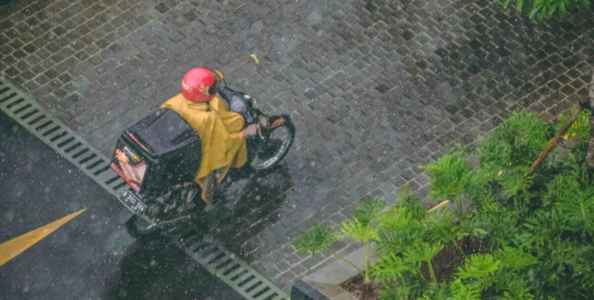 Курьер в доставке.