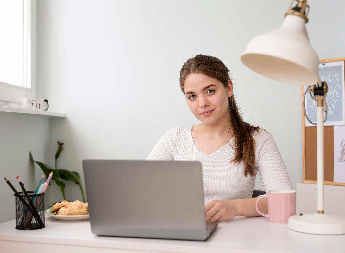 She work at home. Женщина фрилансер. Женщина фриланс. Социальный портрет фрилансера. Laptom for Wallpaper