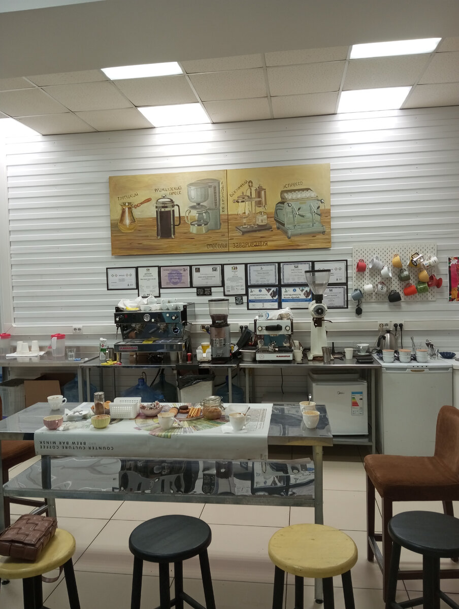 Экскурсия началась с кофепития. Прямо за этим столом. Я залюбовалась картиной на стене.