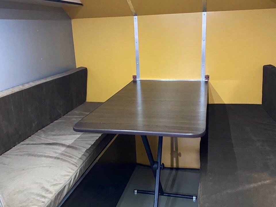 В итоге получилось большое обеденное пространство