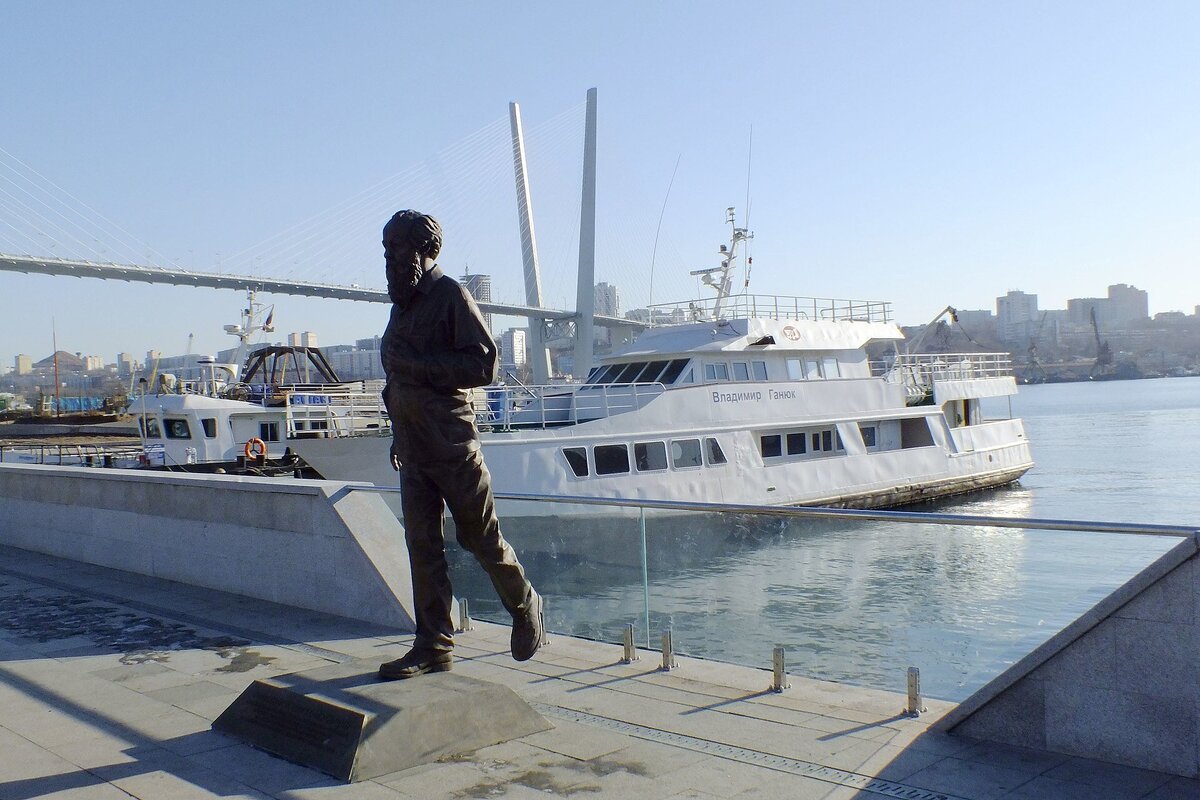 Памятник А. И. Солженицыну во Владивостоке. 