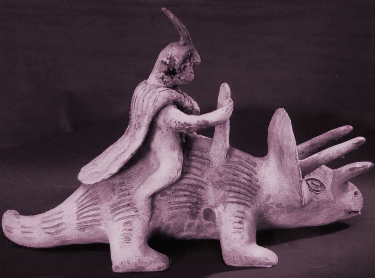 Люди с динозаврами жили в одно время.
Источник фото: https://www.mexicodesconocido.com.mx/wp-content/uploads/2021/09/pieza-hombre-montando-dinosaurio.jpg