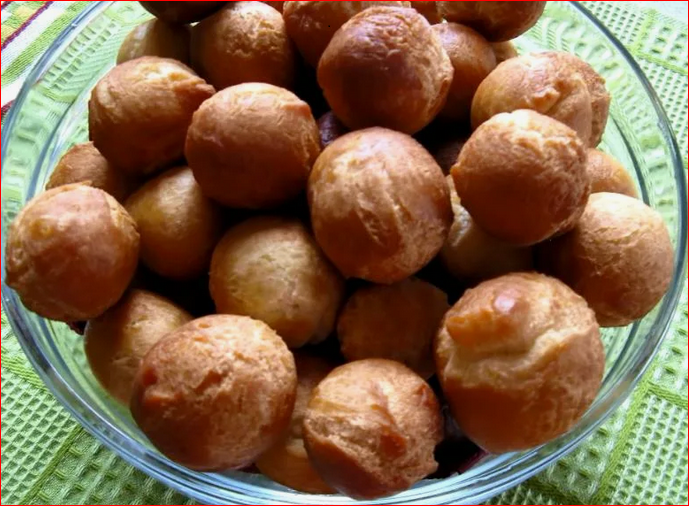 Сладкие жареные пончики из самых простых продуктов - во времена СССР такие рецепты знали наверное все) Доступно и просто, а главное - это вкусно.