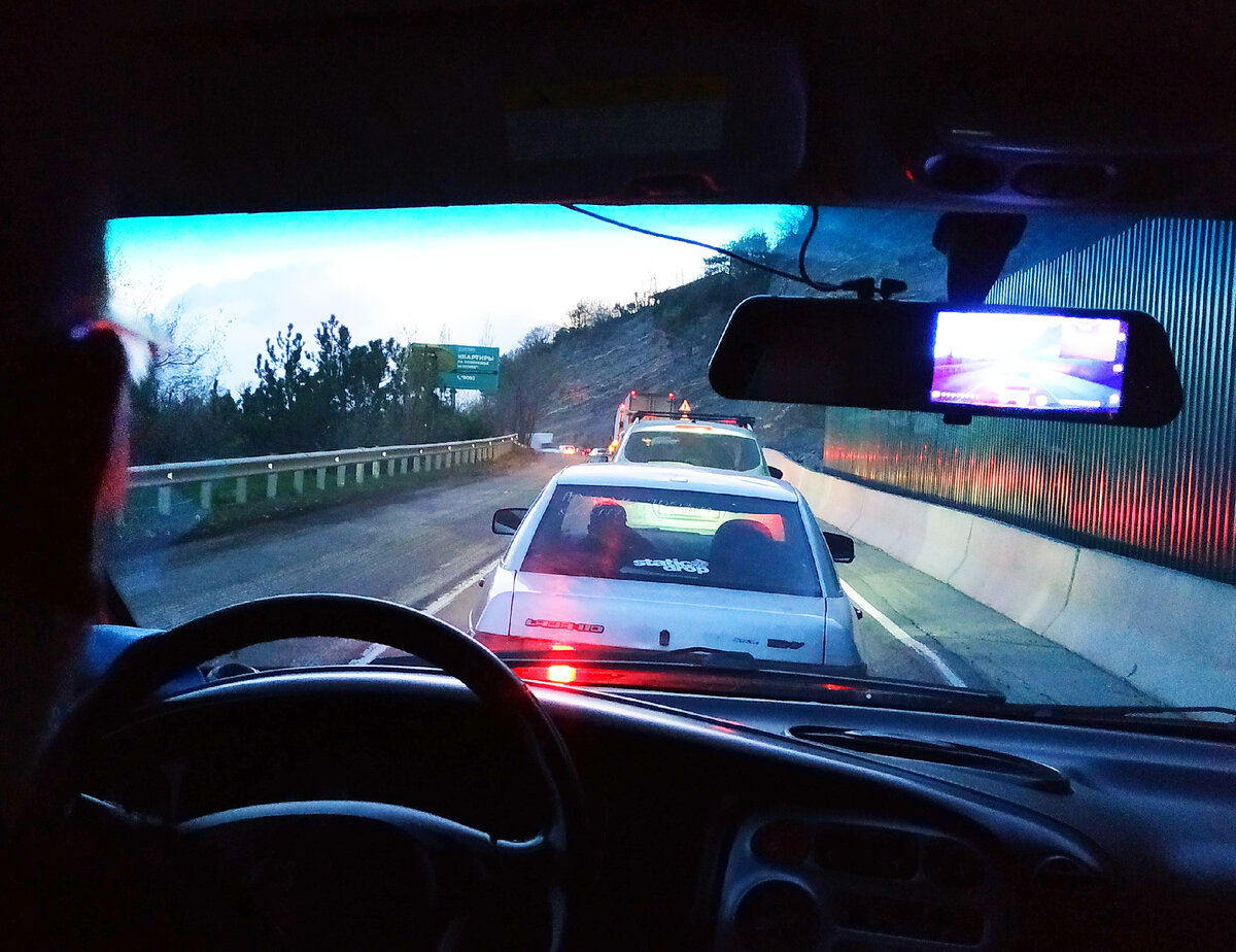 Стоим на перевале в пробке.