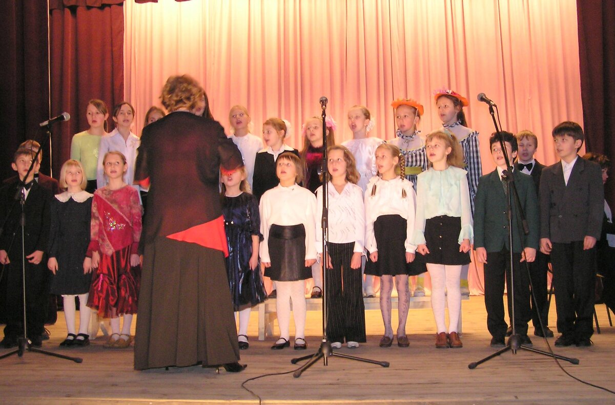 Пою в хоре в музыкальной школе. Я в центре с короткой стрижкой в кожаной юбке. С косичками моя сестра Аня. Как мы внимательно смотрим на дирижера (она была очень строгая, но учила нас великолепно).