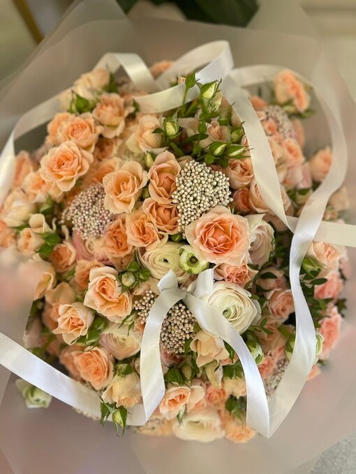 Букет с ранункулюсами и кустовыми розами