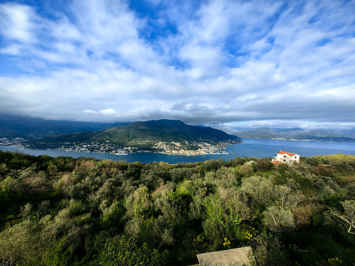 Панорама залива по дороге к тоннелю