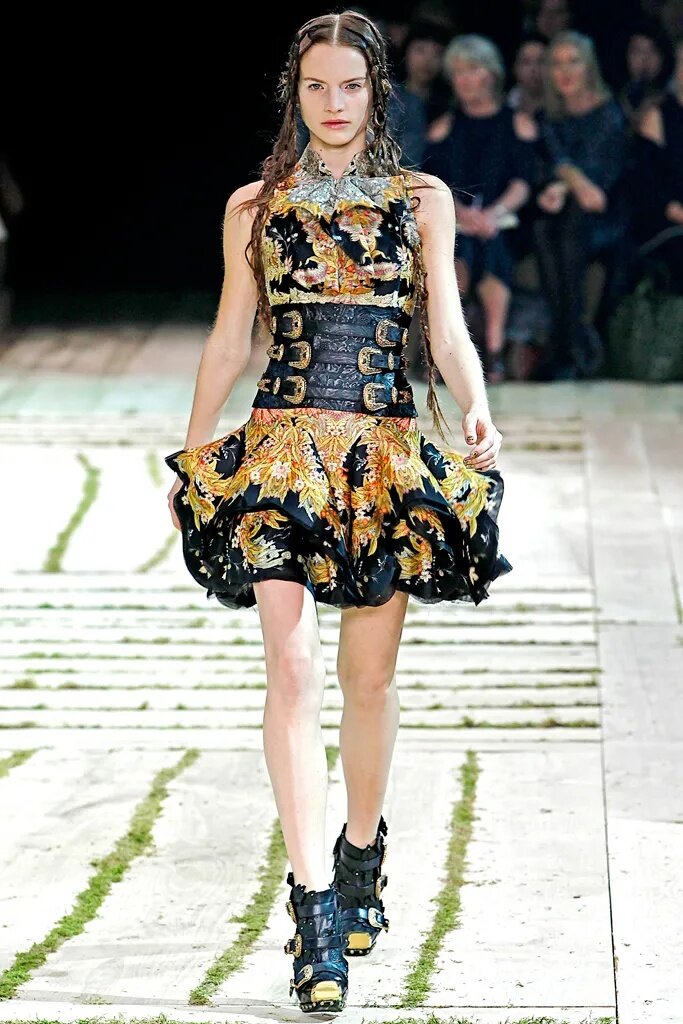 Виктуар Масон-Доссер на показе Alexander McQueen весна-лето 2011