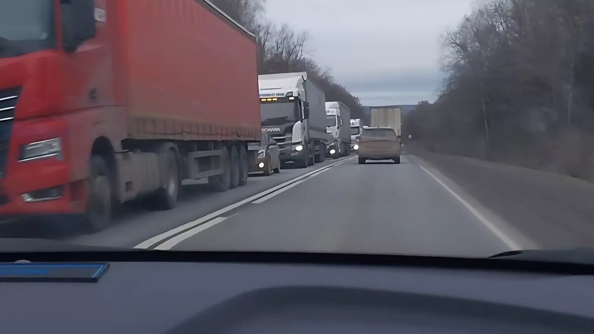     В соцсетях южноуральские водители возмущаются, с чем связано появление большой пробки на трассе М-5 на участке от границы Башкирии до села Нижние Лемезы.