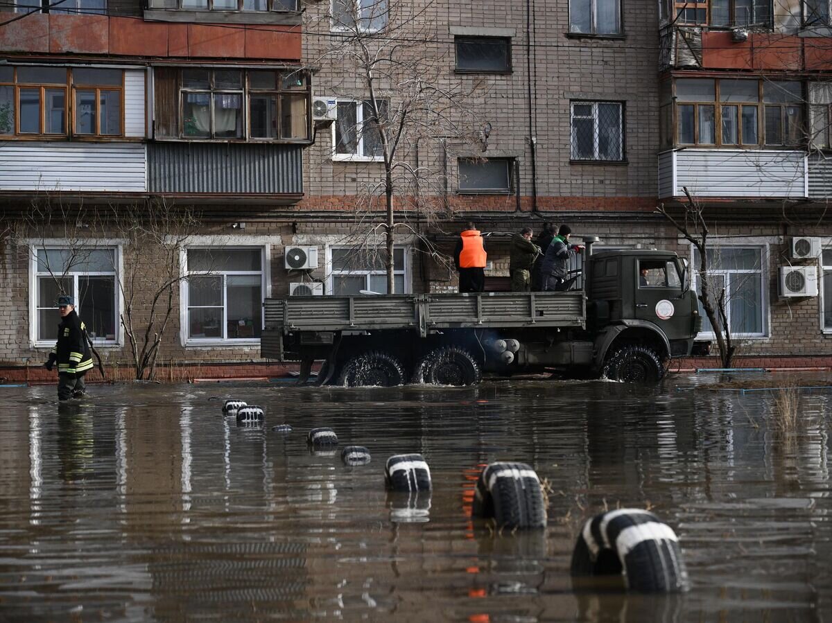    Затопленная из-за прорыва дамбы улица в Орске© РИА Новости / Владимир Астапкович