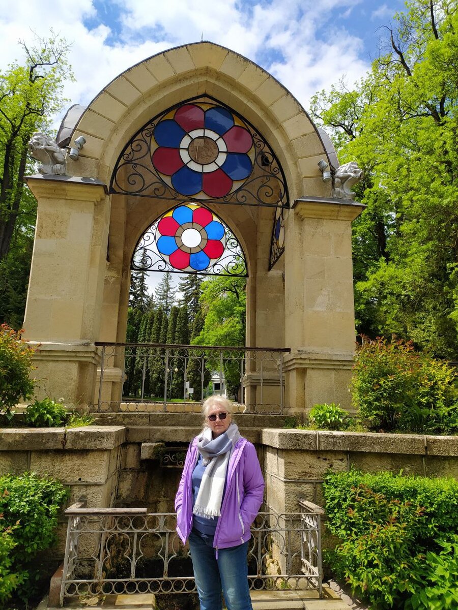 Кисловодск . Парк. Павильон " Стеклянная струя" .  Какие чудесные витражи !