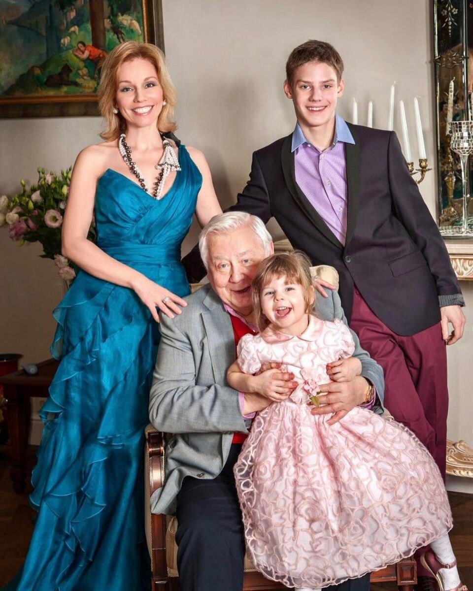    Олег Табаков и Марина Зудина с детьми