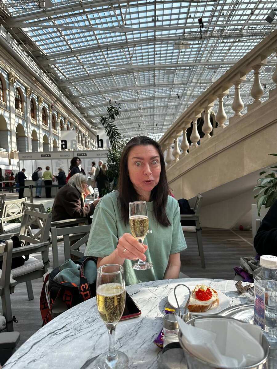 Шампанское не обещаю, но хорошие люди и книги точно будут! Это фото с последней ярмарки нон-фикшн)