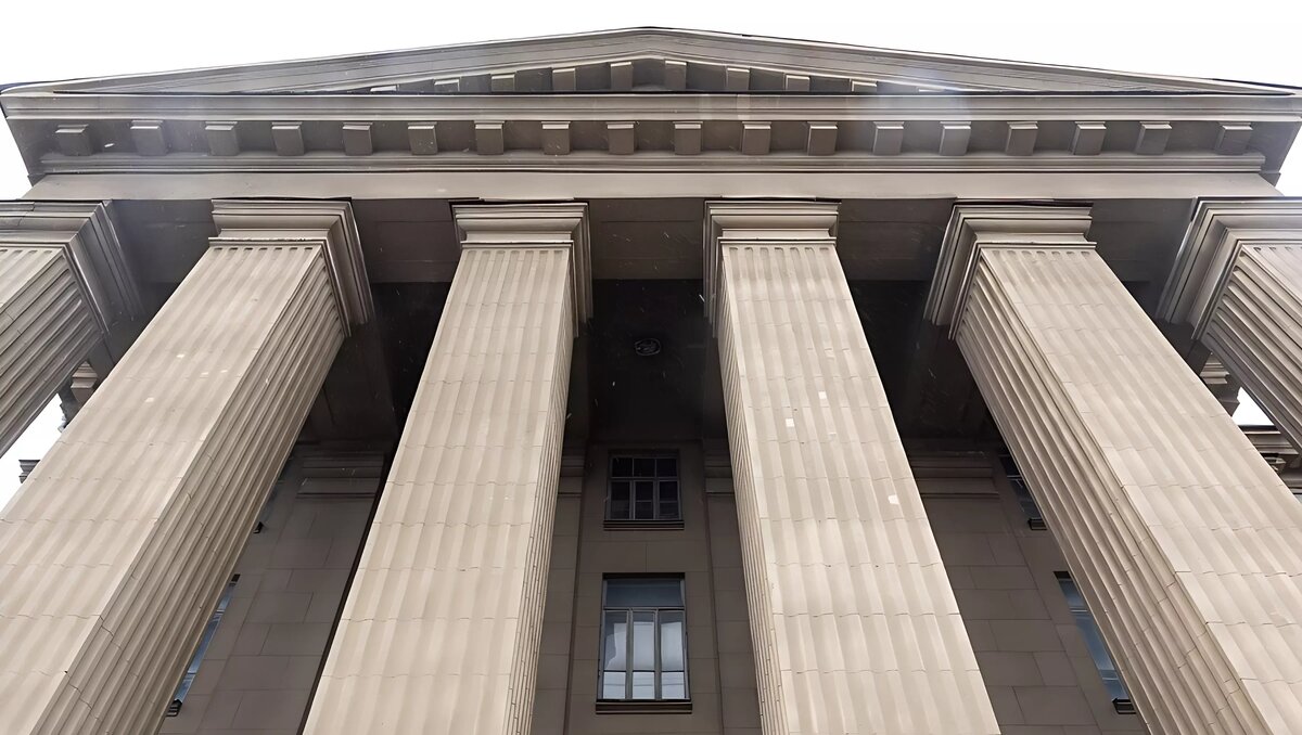     В Волгограде приступают к разработке документации для реконструкции здания заброшенного техникума на площади Ленина. В его корпусах разместится современный культурно-образовательный центр.