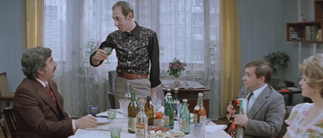 Одним из лидеров советского кинопроката в 1977 году стал фильм "Сто грамм" для храбрости", высмеивающий пристрастие некоторых граждан к алкоголю.-8