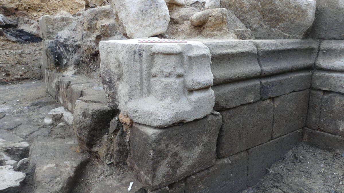 Остатки средневековой крепости возведённой в 1381 году герцогом Бретани Иоанном IV