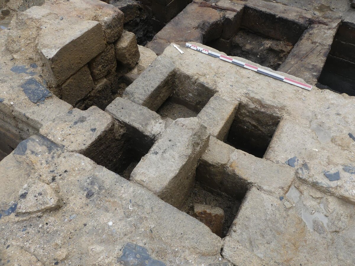 Остатки средневековой крепости возведённой в 1381 году герцогом Бретани Иоанном IV