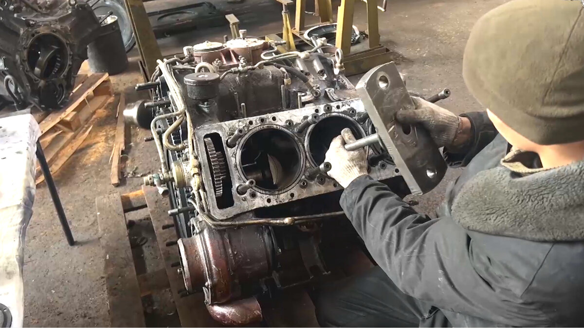 Работа с двигателем УТД-20, ремонт боевой техники России. Фото Лампа знаний