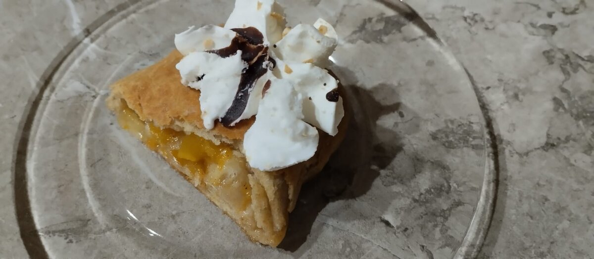 Домашний штрудель с ванильным мороженным.