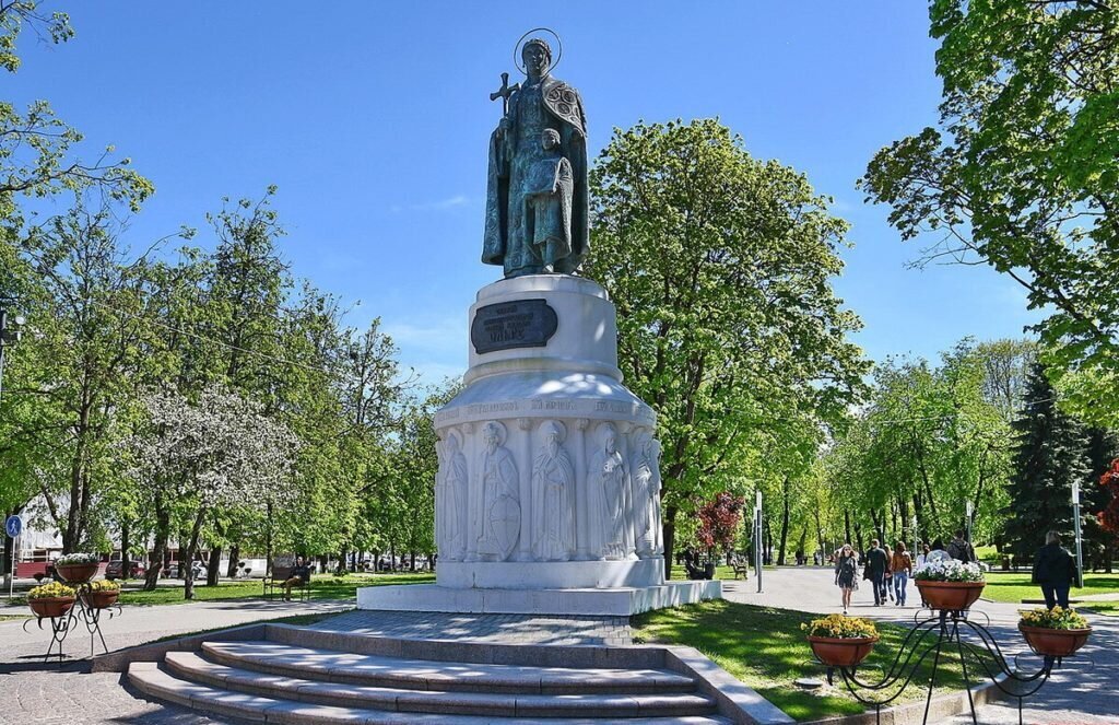 Памятник княгине Ольге и малолетнему Владимиру