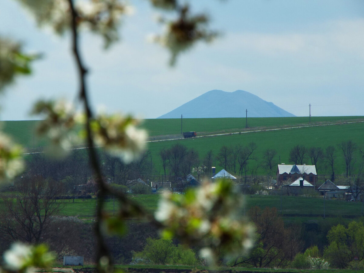 Та самая дорога - вид от Новопятигорского озера (апрель 2021 года)