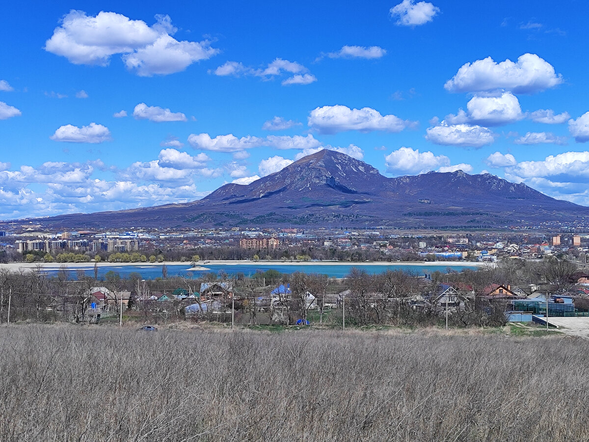 Вид со смотровой площадки на Новопятигорское озеро и Бештау (апрель 2024 года)