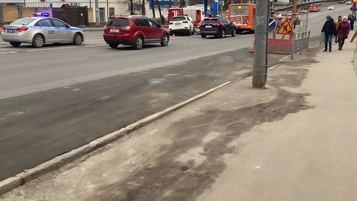     В аварии с первертышем на улице Белинского пострадали дети, сообщила ГИБДД Нижегородской области. Водители — двое мужчин, госпитализированы в больницу им. Семашко. Также пострадали двое 10-летних детей и женщина. Все они были в машине предположительного виновника ДТП.