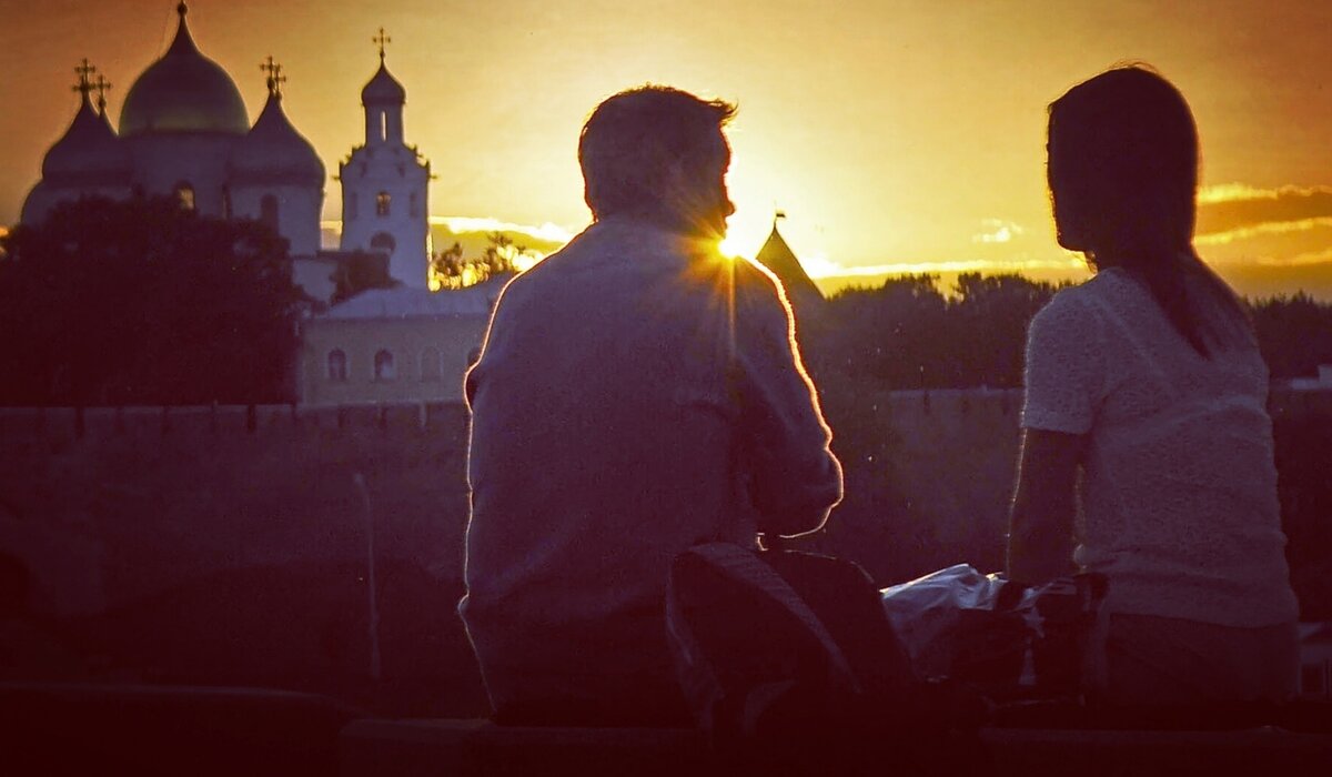 Church love. Парень возле храма. Человек на фоне храма. Парень возле церкви. Парень на фоне храма.