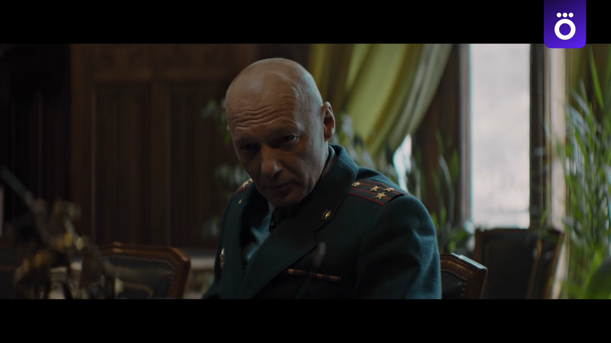 А это крутой милиционер, который будет маньяка ловить в 1998 году, хотя поймают Попкова на десятилетие позже