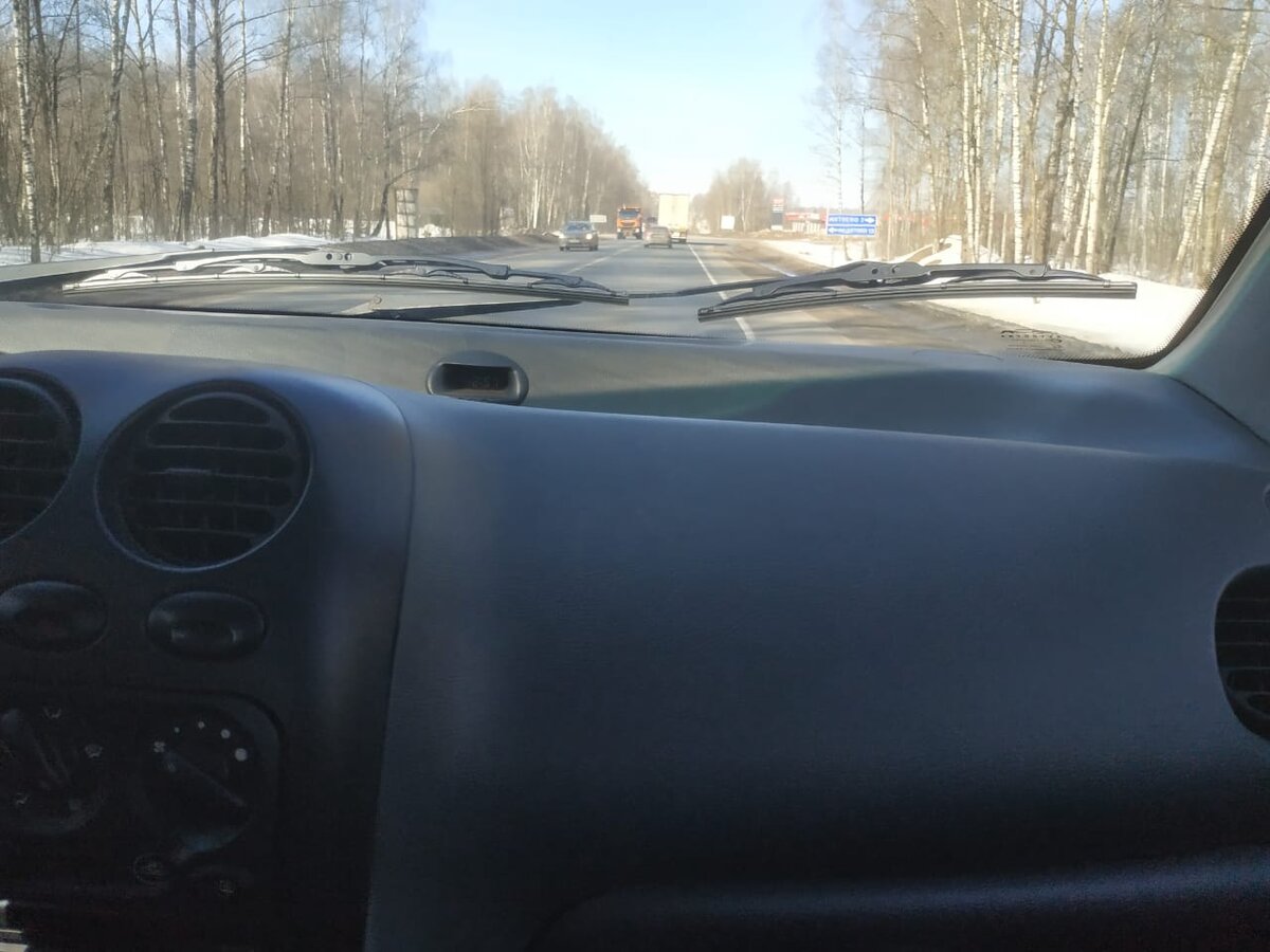 Видно указатель, где мы сворачиваем с трассы к нашей даче.