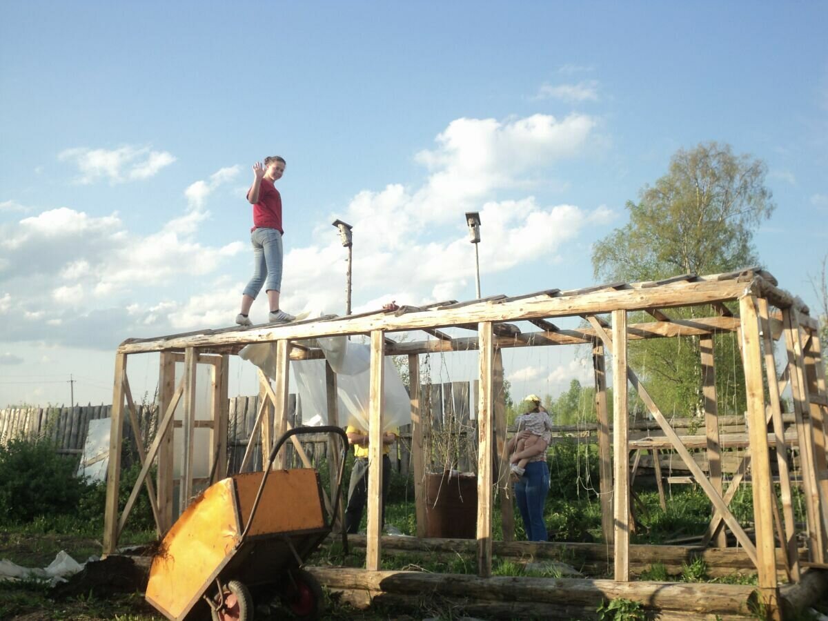 Нашла фото, ка кобтягиваем эту теплицу, дело было 13  лет назад. На руках Анютка, которой в этом году будет 14 лет. На верху Эльвира