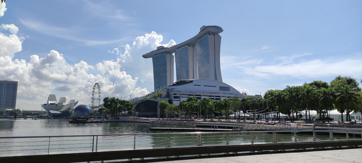 Три башни комплекса Marina Bay Sands – архитектурной доминанты Сингапура