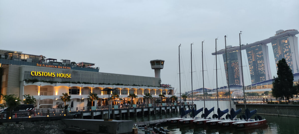 Здание старой таможни, куда несколько сотен лет назад приплывали британские корабли с товарами. Сейчас в здании таможни отель и ресторан. 